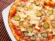 Пица Тоскана с кисели краставички и топено сирене